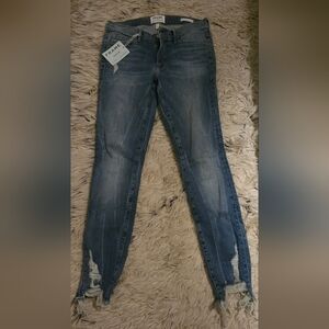 Frame Le Skinny de Jeanne Crop Size 27 in Camberwell Distressed Denim